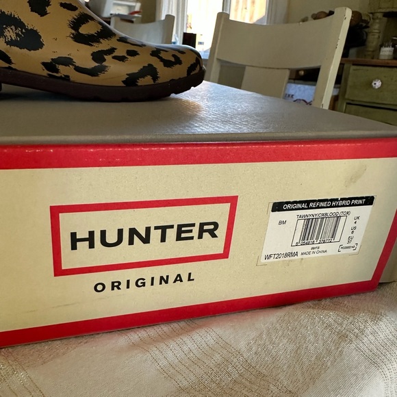 HUNTER Original Leopard Print Refined Tall Waterproof Rain Boot
Size 6 - Picture 10 of 11